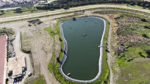 Balsas d agua de emergencia para explotaciones agrícolas. Fotografía de archivo