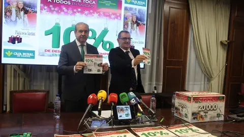 El Director General de Caja Rural de Zamora, Cipriano García y el Director de Imagen, Comunicación y Relaciones Institucionales de Caja Rural de Zamora, Narciso Prieto, durante la presentación de la campaña del comercio navideño