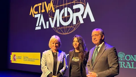 La delegada territorial de la Junta, leticia García, Patricia organizadora del evento y Narciso García, director de Caja Rural de Zamora en el evento Actitud Emprendedora