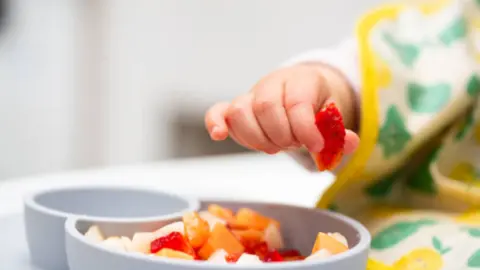 Alimentación bebé. Fotografía de archivo