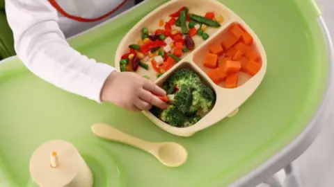 Alimentación bebé. Fotografía de archivo