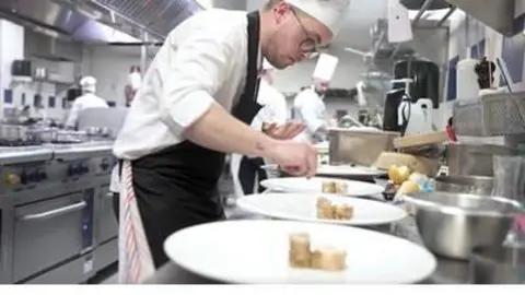 Raúl Campillo, ganador de la pasada edición, preparando su plato en la final del Premio Promesas 2023