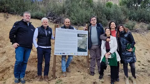 Foto de familia del arranque del proyecto de regeneración forestal en Navalacruz (Ávila)