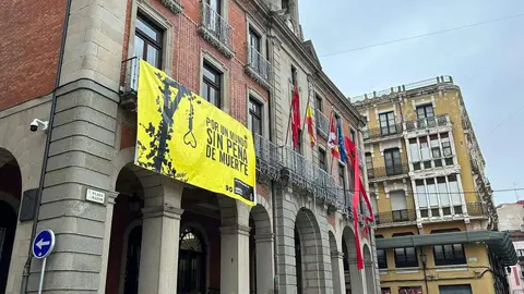 Cartel por la abolición de la pena de muerte en la fachada del Ayuntamiento de Zamora