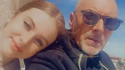 Miguel Ángel García y su hija Victoria.