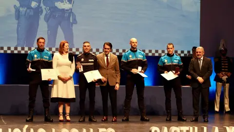 Los agentes de la Policía Local de Benavente, Javier Rubio de la Fuente, Mónica Esther Hidalgo Sandín e Ismael Sedano Fontanilla han sido reconocidos con la medalla de plata al mérito de la Policía Local