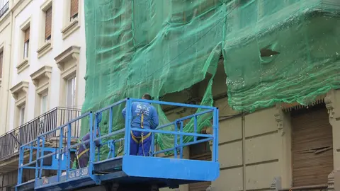 Trabajadores en un edificio en Santa Clara. Imagen de archivo