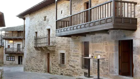 Acceso a uno de los hoteles instalados en el casco urbano de Puebla de Sanabria. Fotografía: Booking