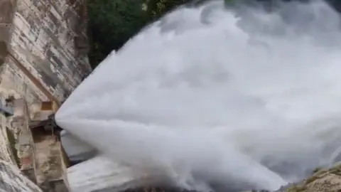 Suelta artificial de caudal de la presa de Almendra