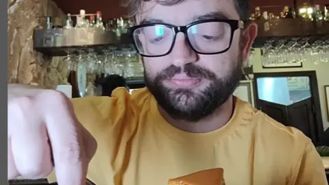 Cocituber probando la tortilla con salsa de callos del bar Chillón