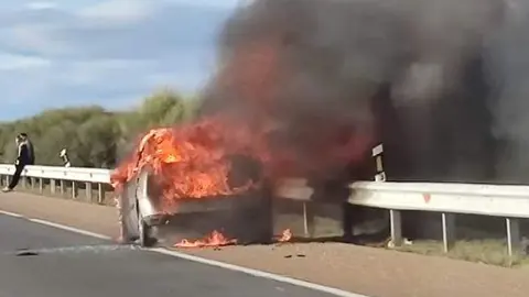 vehículo ardiendo en las carreteras de la provincia de Zamora