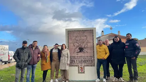 Monolito dedicado a Cepa y Sarmientos. Ayuntamiento de Moraleja del Vino