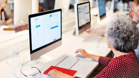 Capacitación digital mayores. Fotografía de archivo