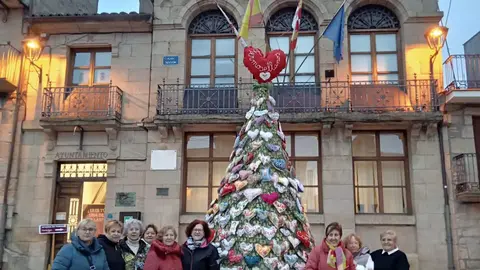 Mujeres de la asociación de Fermoselle con su árbol