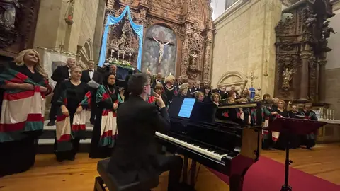 Coral Amigos de la Ópera en un concierto junto a Luis Santana en la iglesia de Moraleja del Vino