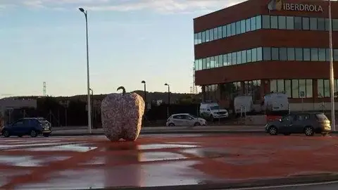La figura, de dos metros y medio de altura, está forrada de billetes.. Imagen ILeón