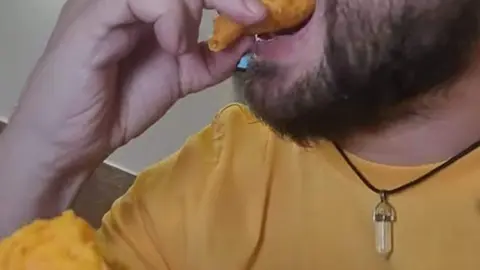 el creador de contenido probando el figón de el Bar Caballero de Zamora