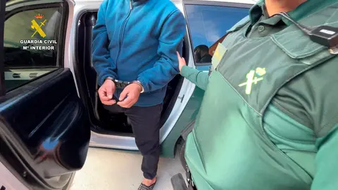 Hombre detenido por la guardia Civil. Fotografía de archivo