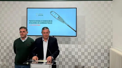 El presidente de la Institución Provincial, Javier Faúndez Domínguez, y el diputado de Régimen Interior y Fondos Europeos, Ramiro Silva Monterrubio, durante la presentación del proyecto de renovación del alumbrado público en 44 municipios de la provincia