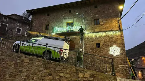 2023-12.- i-DE prepara el encendido navideño en Montenegro de Cameros- Iberdrola