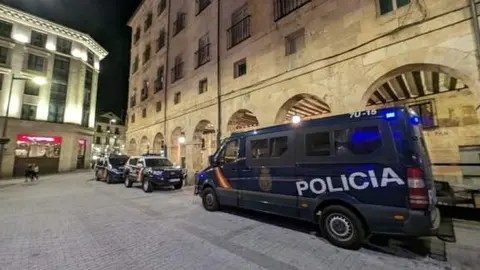 Despliegue de vehículos de la Policía Nacional en la Nochevieja Universitaria. Vía Salamancartvaldia.es