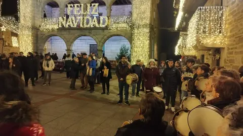 La Escuela de Folklore Sanabria durante el encendido de luces de La Alberca