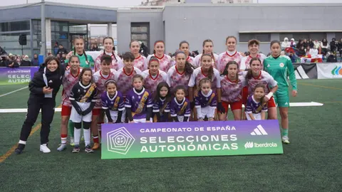 La Selección Sub17 de Castilla y León con las niñas prebenjamines del CD Palencia FF