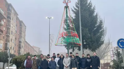 los alumnos del IES Los Sauces de Benavente coloca elementos decorativos