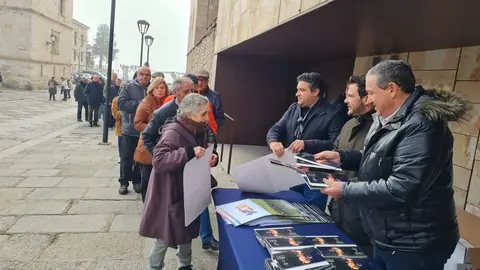 Reparto gratuito de calendarios de la Diputación por parte del presidente de la institución provincial, Javier Faúndez, y el vicepresidente, Víctor López de la Parte