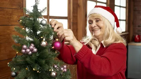 Persona mayor celebrando la Navidad