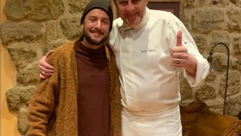 Manuel Carrasco con el chef Pedro Mario del restaurante El Ermitaño