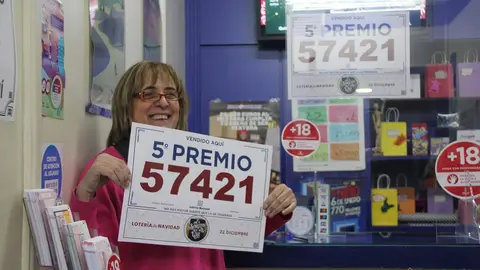 Carmen Gago, receptora de Lotería en el Multicentro tres Cruces