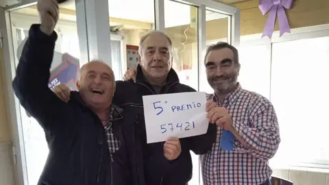 Pedro Jesús celebra uno de los quintos premios expedido en la máquina de su bar España en Castroverde de Campos