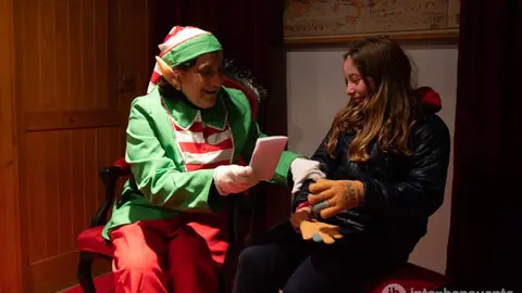 Los elfos de Papá Noel recogen las cartas de los niños benaventanos. Fotografía: Interbenavente.es