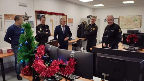 El delegado del Gobierno en Castilla y León, Nicanor Sen, felicita las fiestas a los agentes