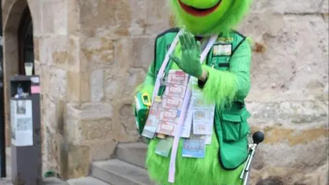 El lotero zamorano  Juan Carlos Manzano disfrazado de El Grinch