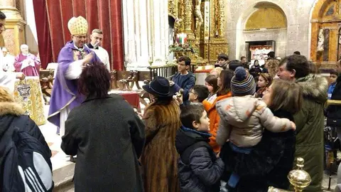 Los niños y niñas de Zamora participan en la misa de la catedral, presidida por el obispo
