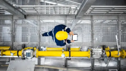 Trabajando en la plataforma de generación de energía. Fotografía de archivo