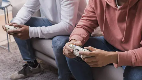 Amigos jugando a la PlayStation 5