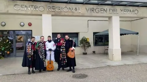 La Tuna de Zamora visita el centro residencial Virgen del Yermo