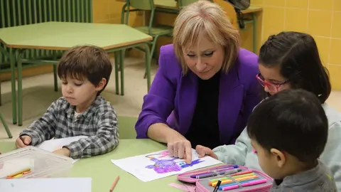 La delegada territorial, Leticia García, dentro de la visita al CEIP Sancho II del programa Conciliamos Navidad