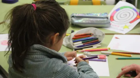 niña pintando. Imagen de archivo
