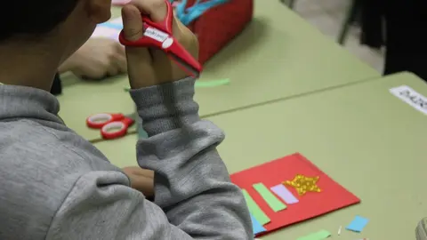 Fotografía de archivo de un alumno zamorano en un programa 'Conciliamos' por Navidad