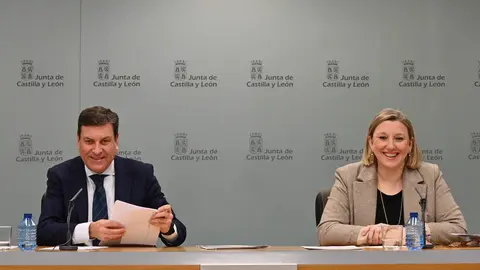 El consejero de Economía y Hacienda y portavoz, Carlos Fernández Carriedo, y la consejera de Familia e Igualdad de Oportunidades de Castilla y León, Isabel Blanco, comparecen en rueda de prensa posterior al Consejo de Gobierno