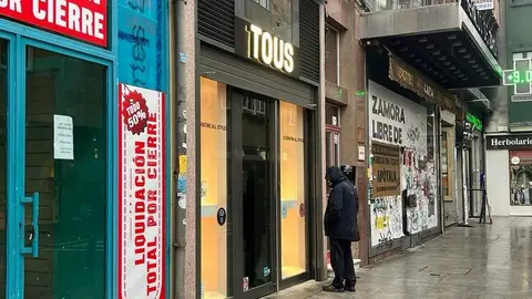 Viandante mirando un escaparate en la calle Santa Clara (2)