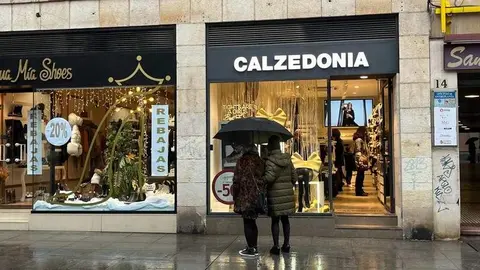 Viandantes mirando un escaparate en la calle Santa Clara (1)