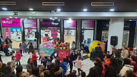 Patrulla canina en el Centro Comercial Valderaduey. Imagen cedida