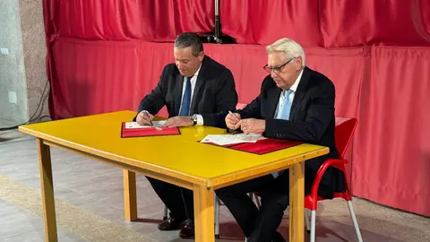 Firma del acuerdo de profesionalización del parque de bomberos de Aliste