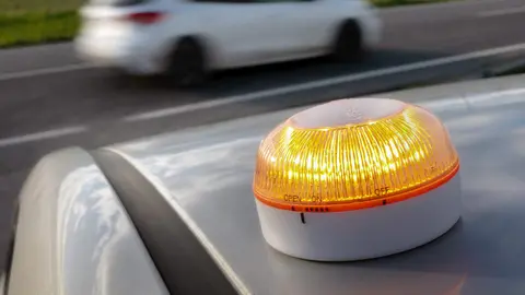 DGT ya envía a los navegadores la ubicación de los vehículos averiados que utilizan la V-16 conectada