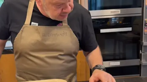 Chicote preparando el lechazo con la receta de 'El Ermitaño'